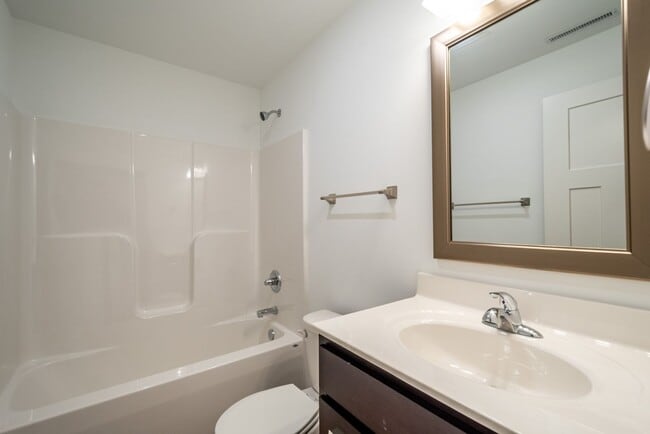 Building Photo - 4 bed 3 bath East side Iowa city!