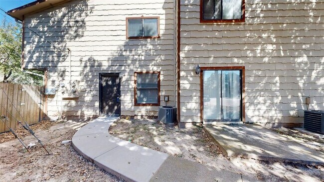 Building Photo - 1002 Verde Dr