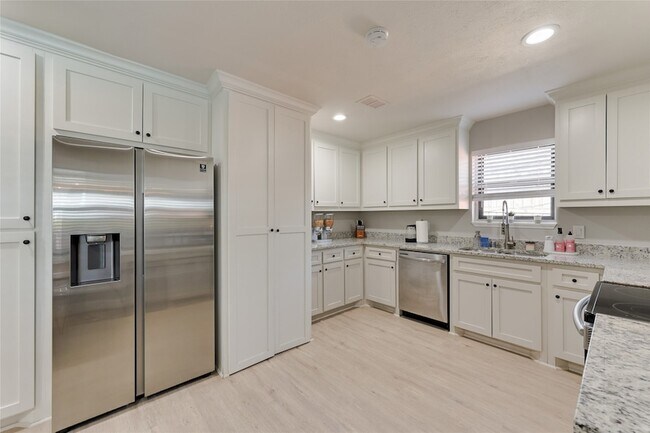 Building Photo - 804 Ridgefield Dr