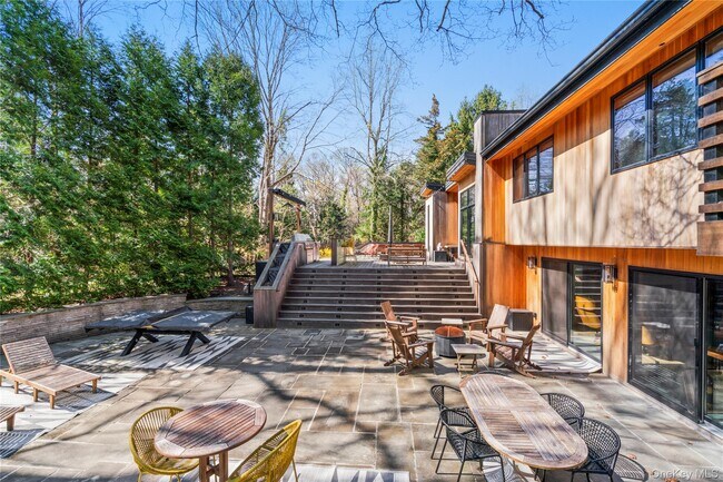 Building Photo - 14 Tall Tree Ct