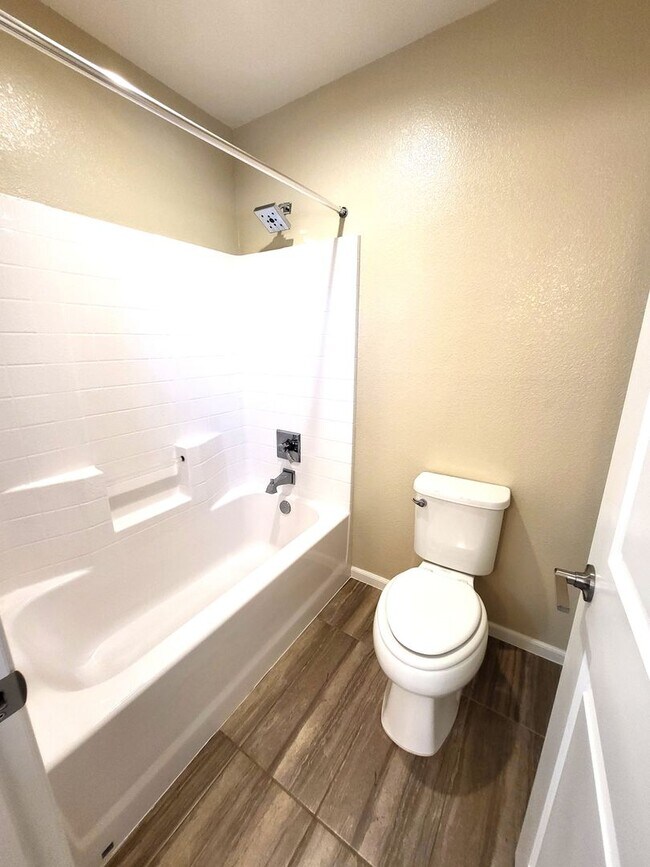 Building Photo - 4 Bedroom House with Community Pool, Baseb...