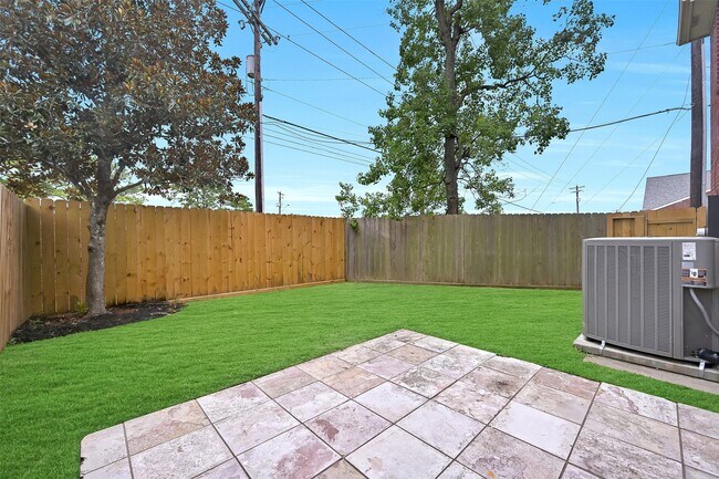 Building Photo - 1408 S Friendswood Dr