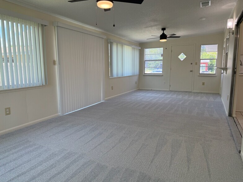 Family room - 209 Phoenetia Dr
