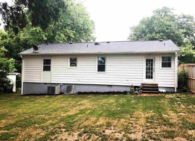 Building Photo - Cozy 3/2 Updated Home in Greenville Available Now!