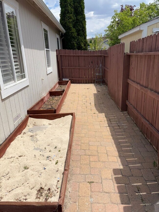 Building Photo - Charming 3 Bedroom, 2 Bath Home in Peacefu...