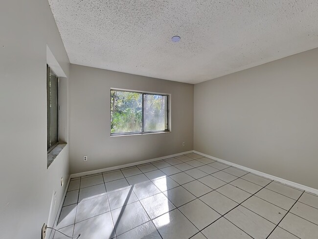 Building Photo - 2549 S Oak Ave