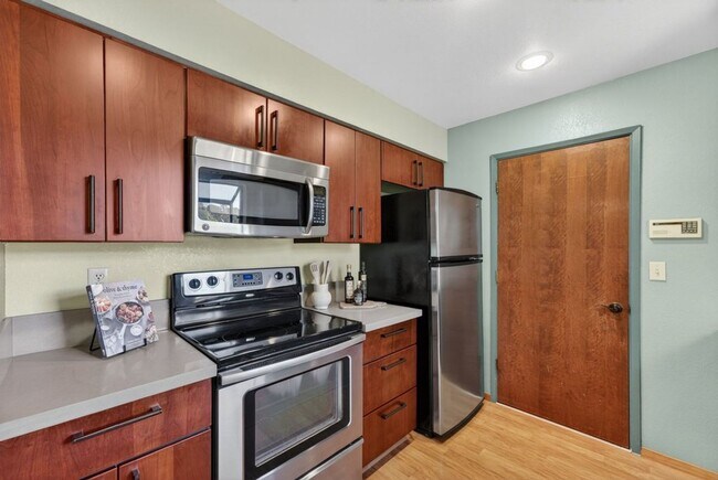 Building Photo - 755 7th Ave