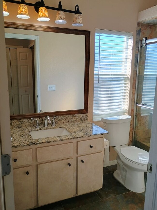 Building Photo - 3 bedroom 2 bathroom Fenced in yard