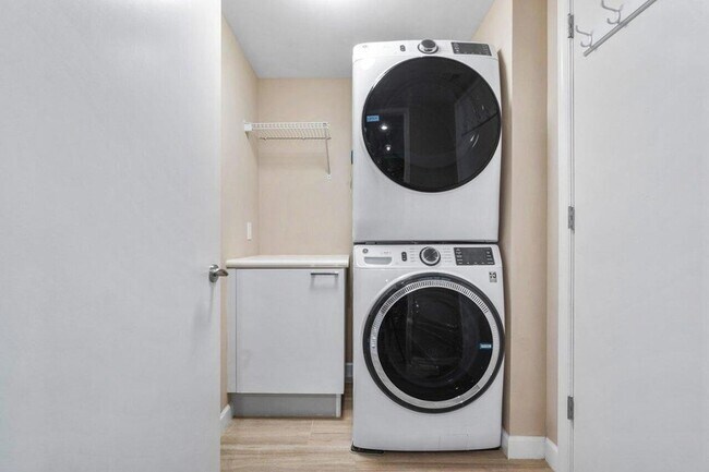 Building Photo - 2640 Lake Shore Dr