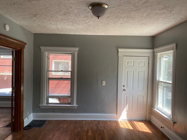 Building Photo - 411 Oak St