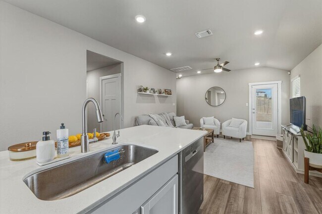 Building Photo - 1129 Tipton St