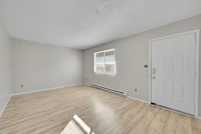 Building Photo - UPDATED 2bed 1bath duplex with fenced yard, WASHER + DRYER