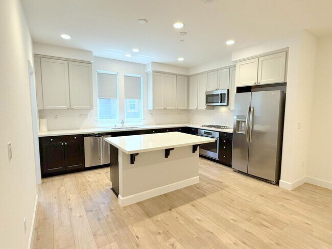 Building Photo - NEW PRICE ! Modern & Luxurious Ryan Terrac...