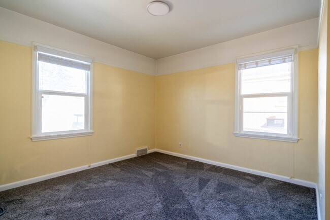 Building Photo - 3 Bed 1.5 Bath Updated Home with Private Fenced Backyard and Mountain Views