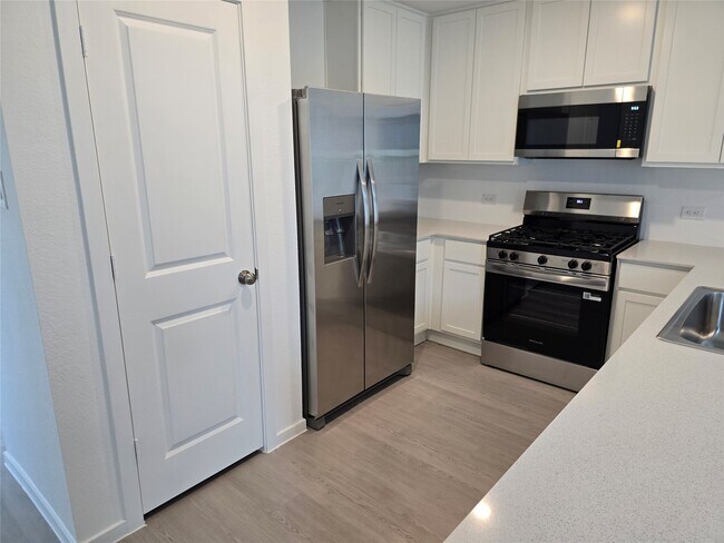 Building Photo - 25561 Blossom Ct