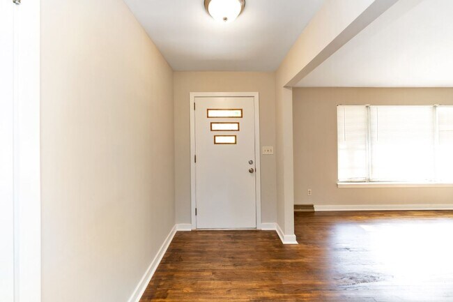 Building Photo - Available Now! Updated 3BR/2BA with Luxuri...