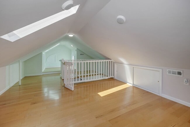 Building Photo - 4 Bed 4 Bath - Bethesda Expanded Colonial - One Car Garage