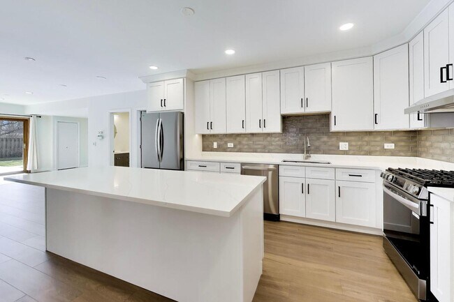 Building Photo - 1209 E Davis St