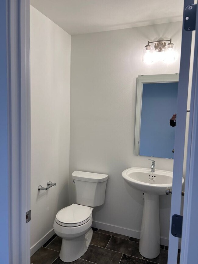 Building Photo - 3 Bed 2.5 Bath Single Family Home