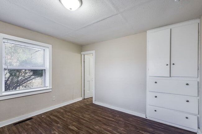 Building Photo - Cute and Cozy 2 Bedroom!