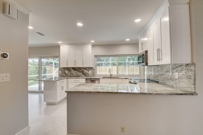 Building Photo - 701 Apple Tree Ln