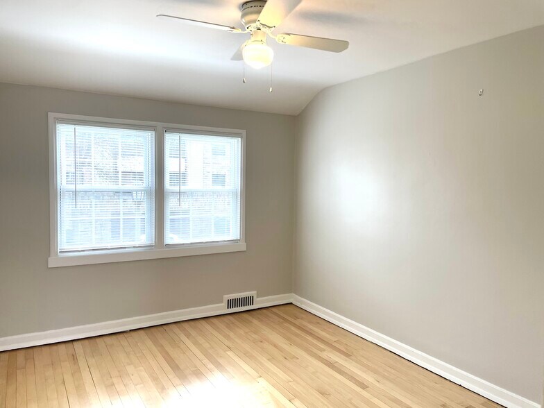 Building Photo - 5211 N Diversey Blvd