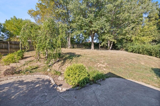 Building Photo - ANDERSON- Charming 4 bedroom 2 bath with fenced backyard