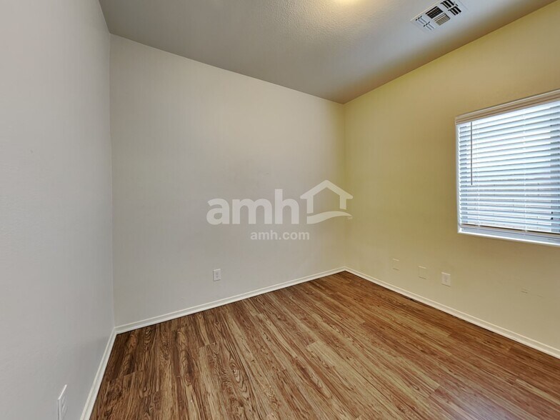 Building Photo - 12930 W Clarendon Ave