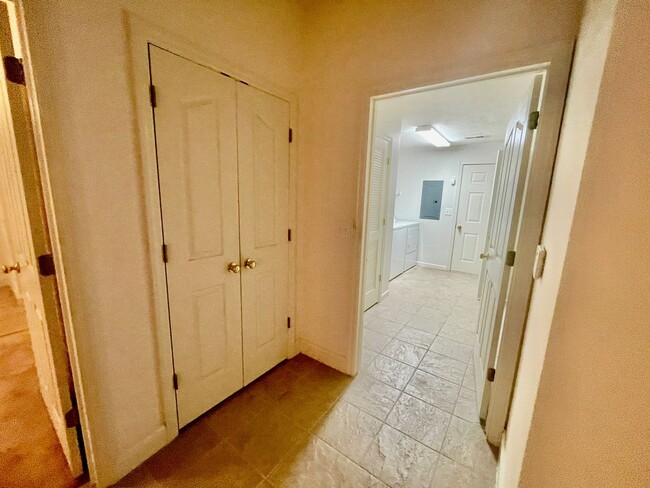 Building Photo - 2 bed 2 bath- Adams Point
