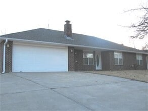 Building Photo - 2905 Falcon Rd