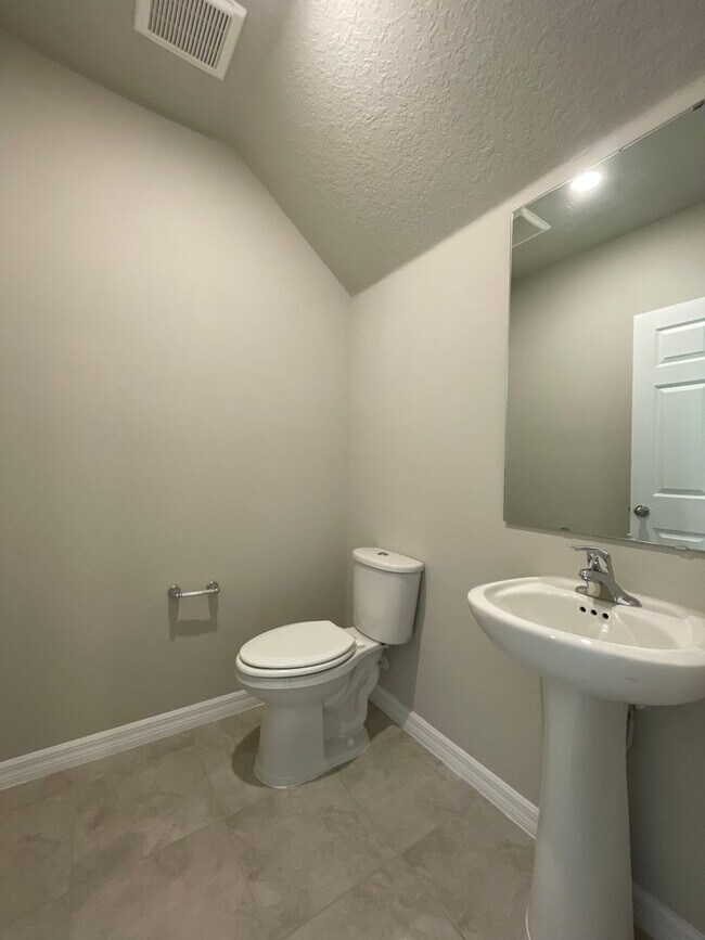 Building Photo - Lake View 3 Bedroom, 2.5 Bath Townhome in Ocoee FL!