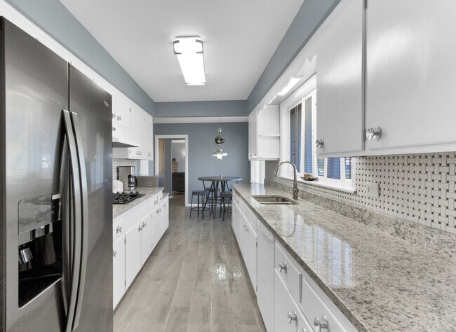 Building Photo - 6817 N Lamon Ave