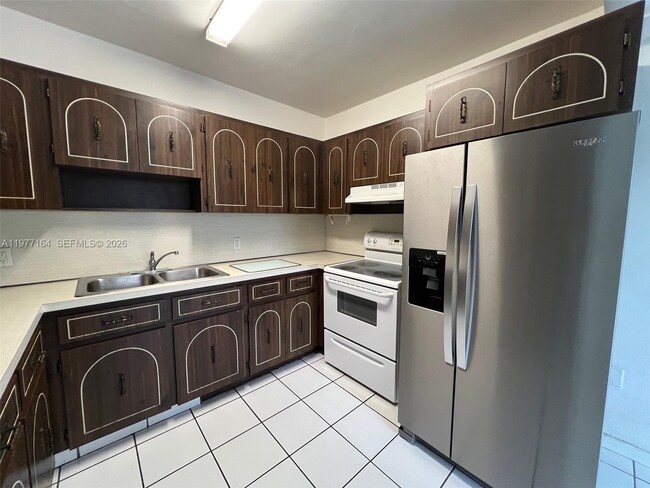 Building Photo - 425 SW 64th Ct