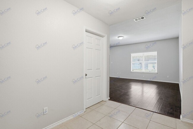 Building Photo - 508 W Lone Star Ave
