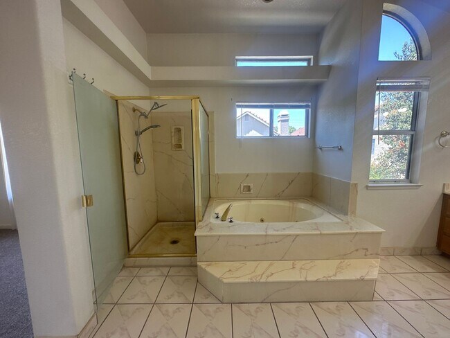 Building Photo - 325 Melbourne Dr