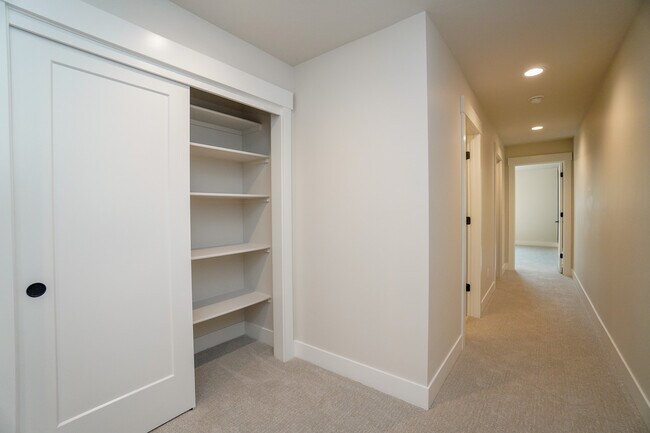 Building Photo - 150 N Edgewood Ln