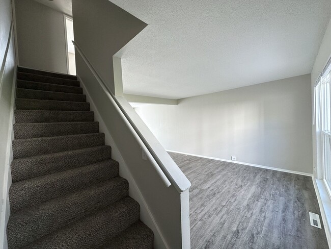 Building Photo - Newly Renovated 2x2.5 Townhome in Overland Park