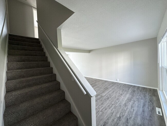 Building Photo - Newly Renovated 2x2.5 Townhome in Overland...