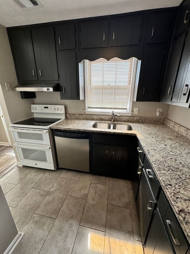 Building Photo - NOW READY!! 2 bedroom 2.5 bathroom in Snellville