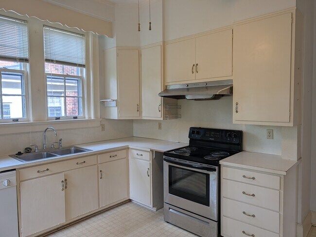 Building Photo - 1007 Wildwood Ave