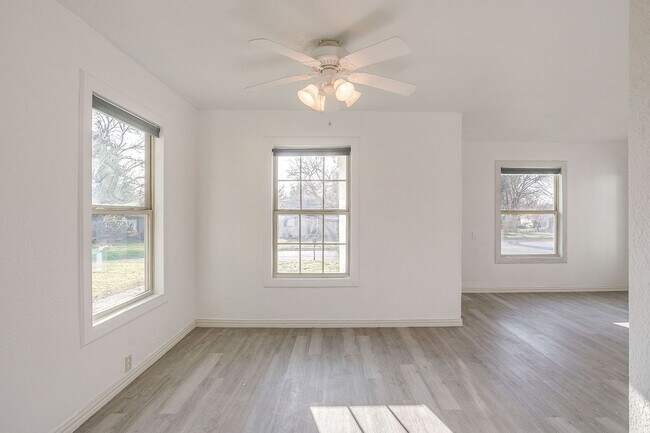 Building Photo - Remodeled 2 Bed 1 Bath Home Ready for New Tenants Near the River District-76114