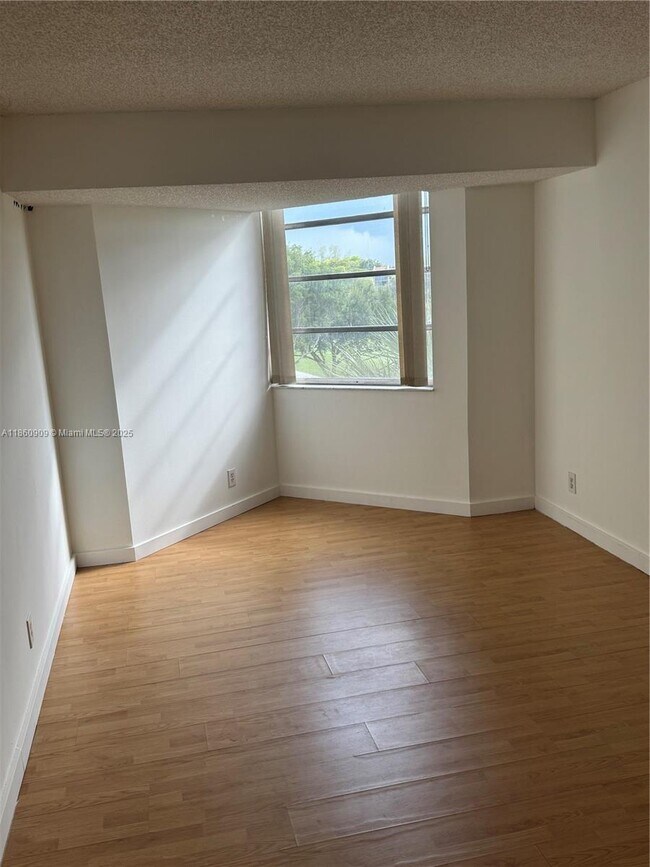 Building Photo - 1811 Sabal Palm Dr