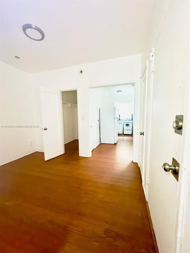 Building Photo - 315 W 28th St