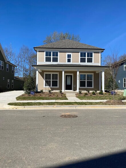 Building Photo - Room in House on Hedge Maple Dr