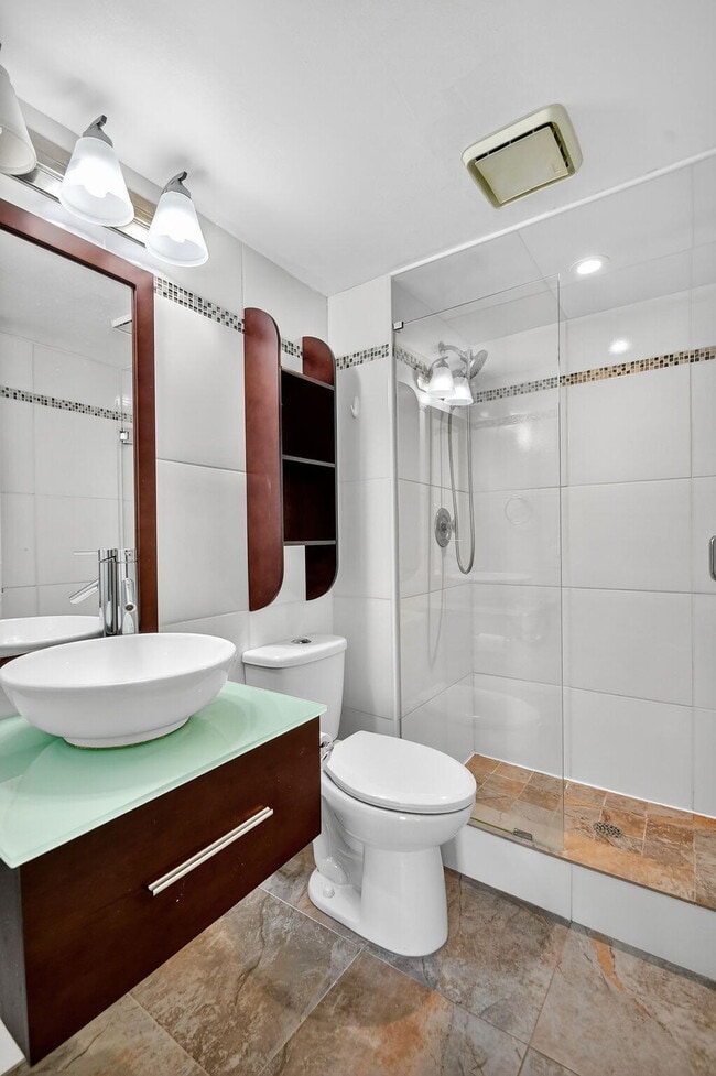 Building Photo - 5040 Rose Hill Dr