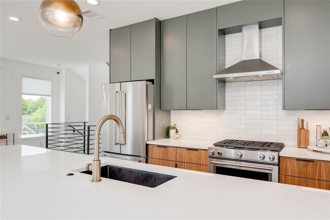 Building Photo - 1208 Luna St