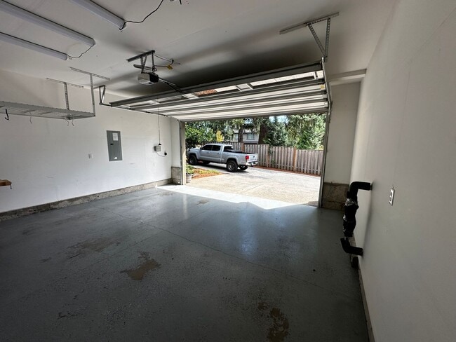 Building Photo - Beautiful 4-Bedroom Home in the Hills of W...