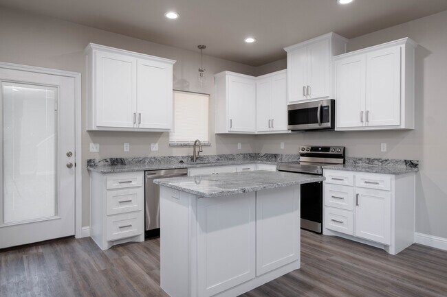 Building Photo - 1711 2nd Ave