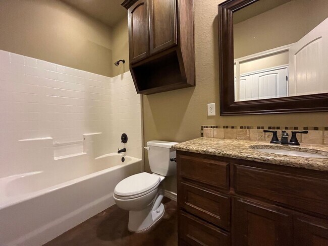 Building Photo - 4 Bedroom Single Family Home:  Available Now!
