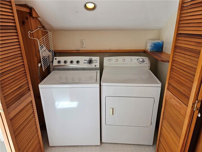 Building Photo - 10 Cherry St